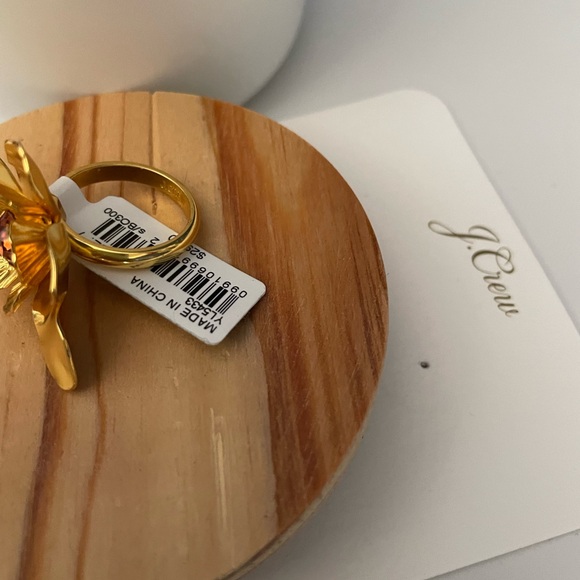 JCREW Oversized Flower Ring  NWT Size 7 Gold Finish - Picture 3 of 5